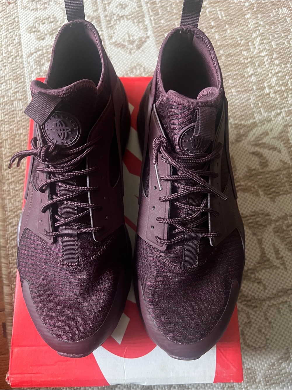 Nike Men’s Burgundy/Maroon Lightweight Sneakers